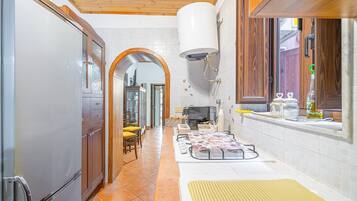 Kühlschrank, Ofen, Herdplatte, Wasserkocher mit Kaffee-/Teezubehör