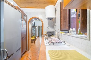 Fridge, oven, stovetop, coffee/tea maker