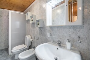 Douche, sèche-cheveux, serviettes fournies