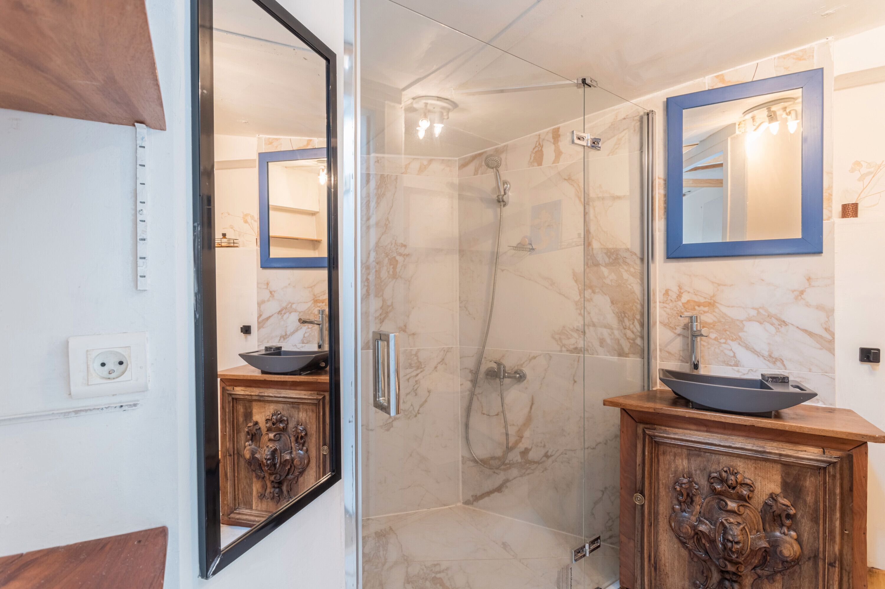 Een douche, een haardroger, handdoeken