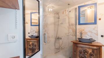 Een douche, een haardroger, handdoeken