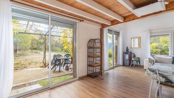 Een televisie en een dvd-speler