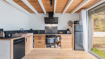 Een koelkast, een magnetron, een oven, een kookplaat