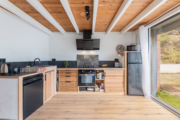 Kühlschrank, Mikrowelle, Ofen, Herdplatte