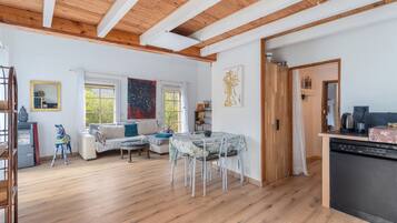 Een televisie en een dvd-speler