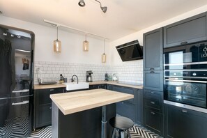 Fridge, microwave, oven, stovetop - Villa 'Léa Vue Mer D'exception Plage' with Sea View, Private Terrace and Wi-Fi (Batz-sur-Mer)