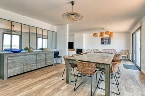 Dining - Villa 'Léa Vue Mer D'exception Plage' with Sea View, Private Terrace and Wi-Fi (Batz-sur-Mer)