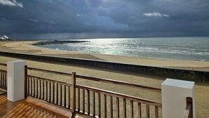 A beach with a wooden railing and a stone wall. - Villa 'Léa Vue Mer D'exception Plage' with Sea View, Private Terrace and Wi-Fi (Batz-sur-Mer)