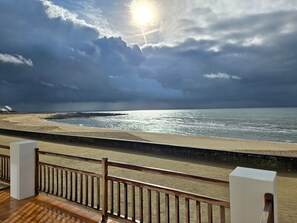 On the beach - Villa 'Léa Vue Mer D'exception Plage' with Sea View, Private Terrace and Wi-Fi (Batz-sur-Mer)