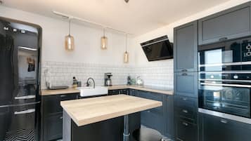 Refrigerador, microondas, horno y parrilla de estufa