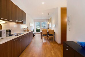 Réfrigérateur, micro-ondes, plaque de cuisson, lave-vaisselle