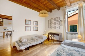 A bedroom with a bed, a desk, a chair, and a window with curtains. - Apartment 'Chéz Dede' with Balcony and Wi-Fi (Levanto)