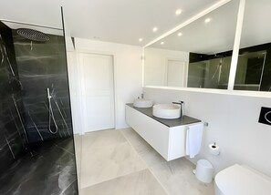 Suihku, hiustenkuivaaja, pyyhkeet