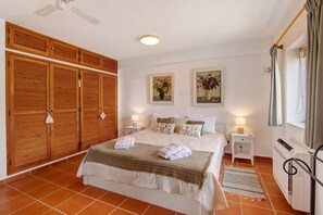 2 bedrooms, iron/ironing board, free WiFi, bed sheets - Holiday Home 'Leo' with Sea View, Wi-Fi and Air Conditioning (Faro)