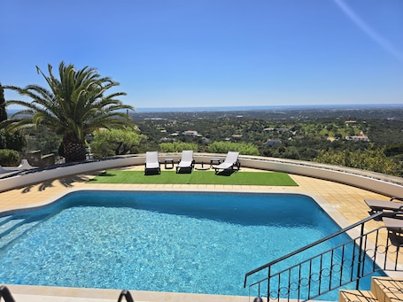 Pool. Holiday Home 'Leo' with Sea View, Wi-Fi and Air Conditioning