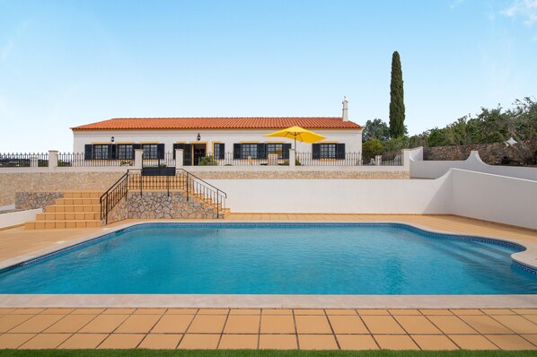 Pool - Holiday Home 'Leo' with Sea View, Wi-Fi and Air Conditioning (Faro)