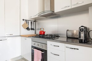 Frigorífic, microones, forn i placa de cuina 