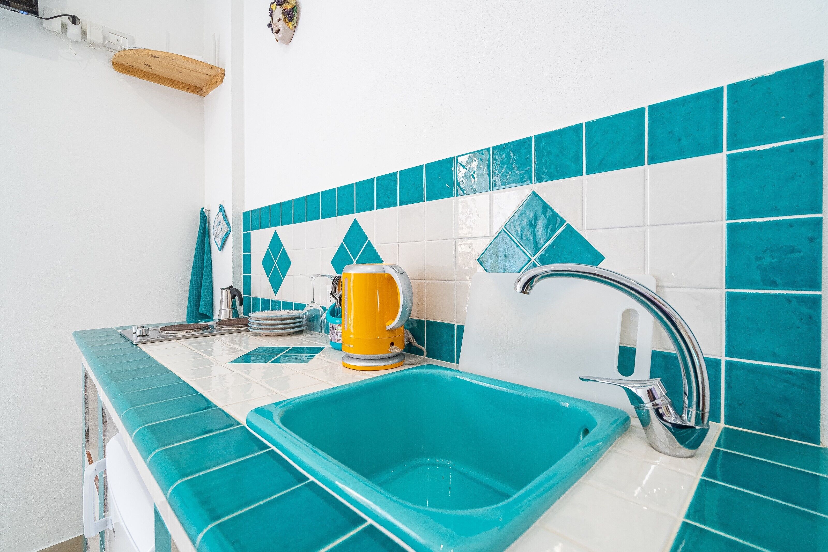 Een koelkast, een kookplaat, een koffiezetapparaat/waterkoker