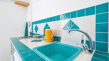 Een koelkast, een kookplaat, een koffiezetapparaat/waterkoker