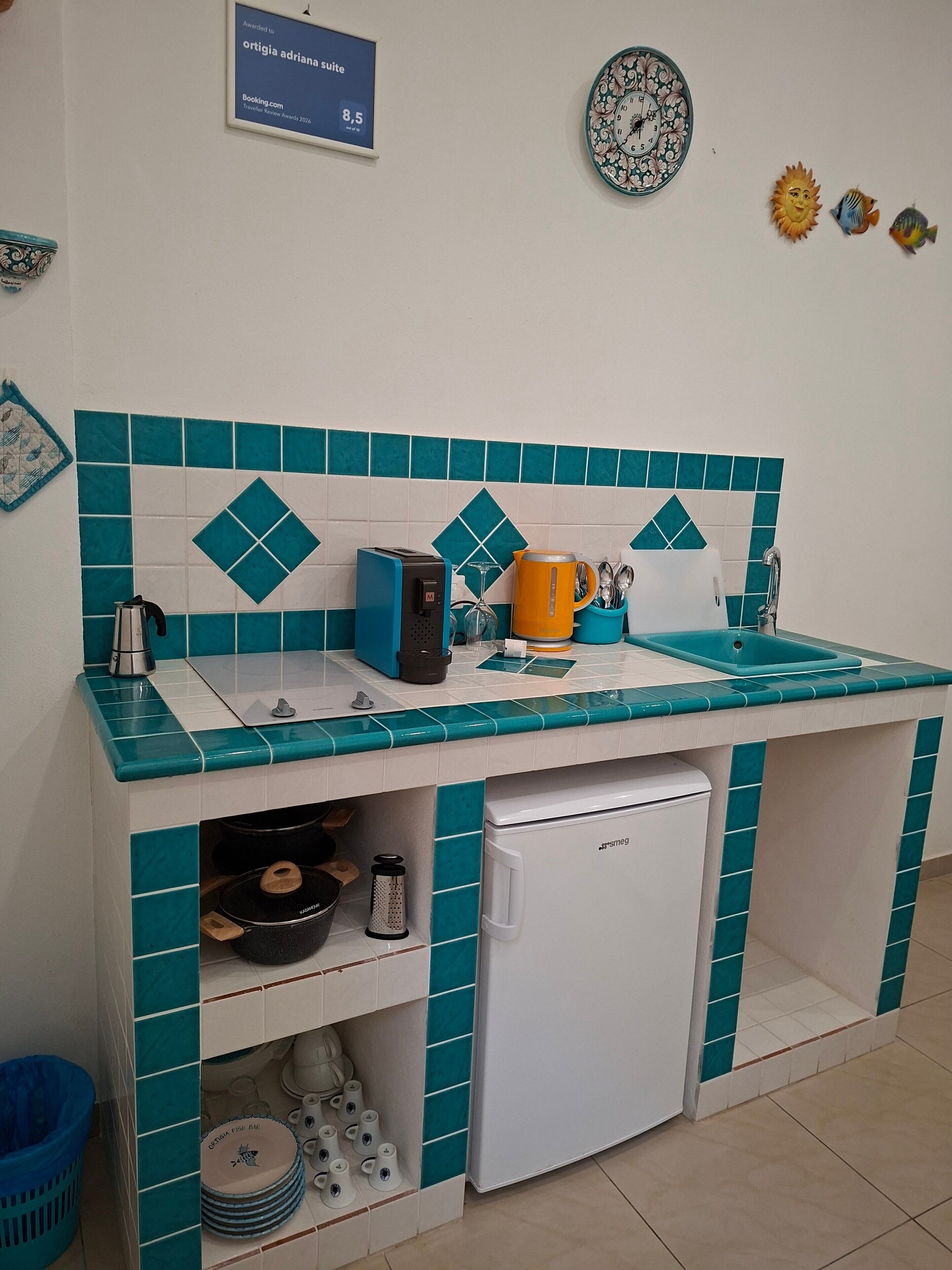 Refrigerador, parrilla de estufa, cafetera y tetera y tetera eléctrica 