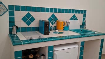 Frigorífico, placa de cocina, cafetera o tetera y hervidor eléctrico