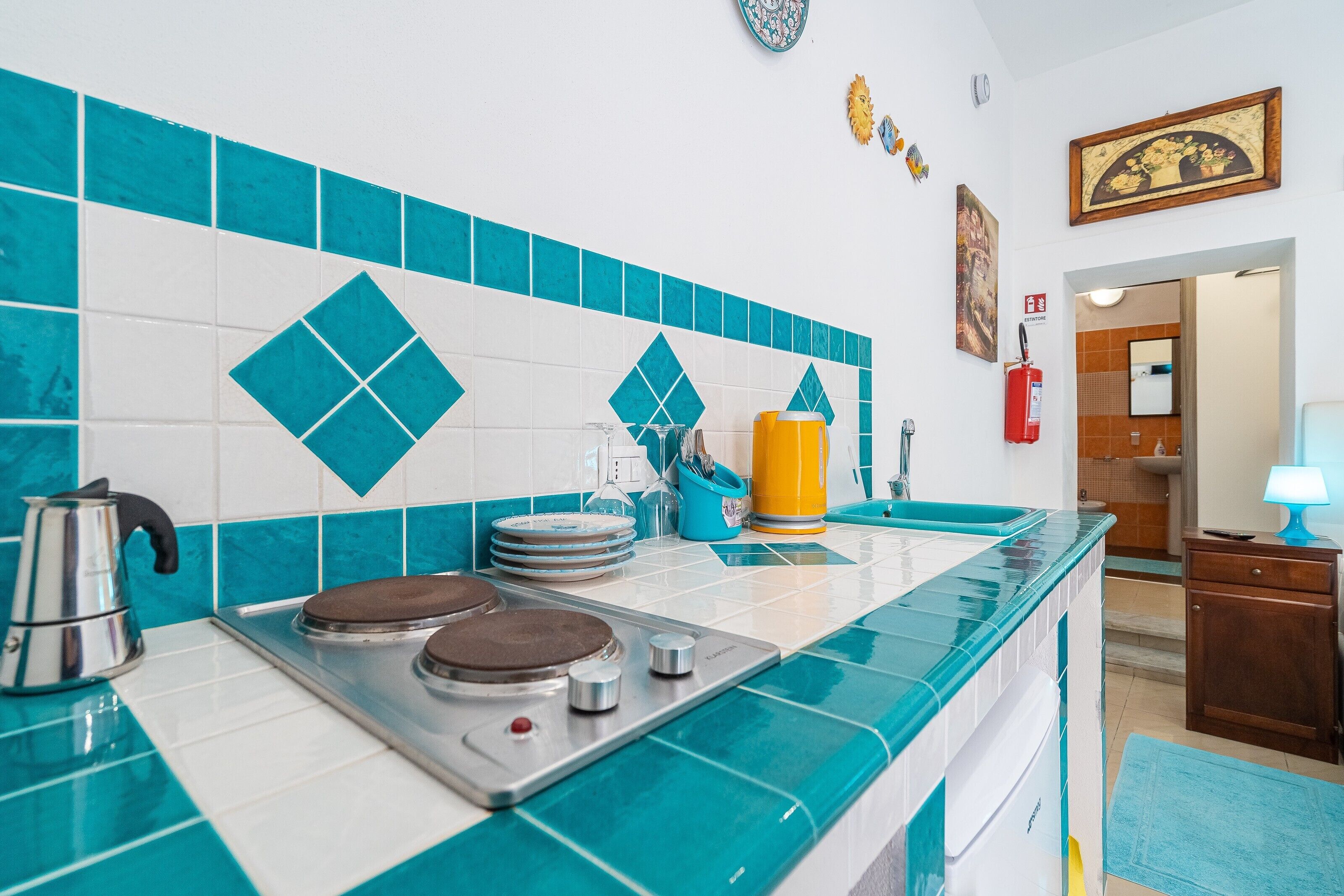 Een koelkast, een kookplaat, een koffiezetapparaat/waterkoker