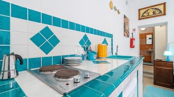 Refrigerador, placa de cocina, cafetera/tetera, tetera/pava eléctrica