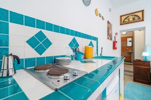 Frigorifero, piano cottura, macchina per tè/caffè, bollitore elettrico