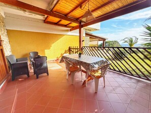 Outdoor dining - Apartment 'Casa 3' with Sea View, Private Terrace and Shared Garden (Stintino)