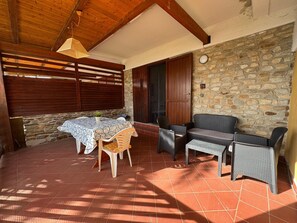 Outdoor dining - Apartment 'Casa 3' with Sea View, Private Terrace and Shared Garden (Stintino)