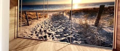 3 habitaciones, tabla de planchar con plancha y ropa de cama