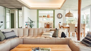 TV, tavolo da ping pong