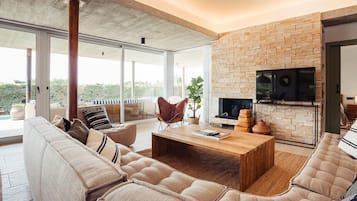 TV, tavolo da ping pong