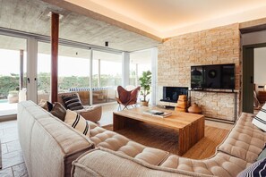 Una televisión, una mesa de tenis de mesa