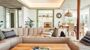 Una televisión, una mesa de tenis de mesa