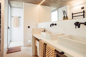 Shower, hair dryer, towels - Luxury VillaTramuntana with Sea Views, Wi-Fi and Air Conditioning (Cap d'en Font)