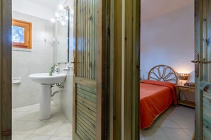 2 bedrooms, bed sheets