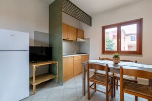 Kühlschrank, Herdplatte, Kochgeschirr/Geschirr/Besteck