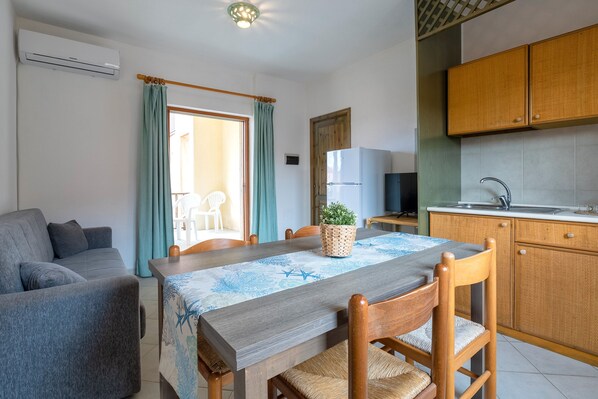 Televisión y chimenea 