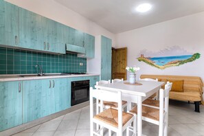 Kühlschrank, Herdplatte, Kochgeschirr/Geschirr/Besteck