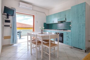 Kühlschrank, Herdplatte, Kochgeschirr/Geschirr/Besteck