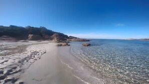 Una spiaggia nelle vicinanze