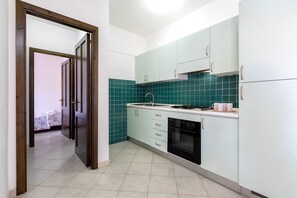 Frigorífico, placa de cocina y utensilios de cocina