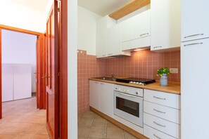 Kühlschrank, Herdplatte, Kochgeschirr/Geschirr/Besteck