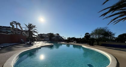Caravana 'Cosy Vue Sur L'étang' con vistas al mar, piscina compartida y aire acondicionado