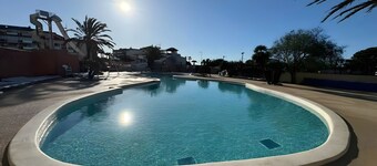 Caravan 'Cosy Vue Sur L'étang' with Sea View, Shared Pool and Air Conditioning