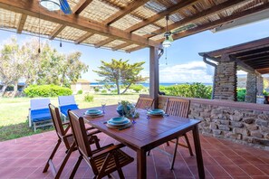 Outdoor dining - Holiday Home 'Casa 5 Vista Mare' with Sea View, Private Terrace and Air Conditioning (Stintino)