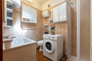 Een douche, een haardroger, handdoeken