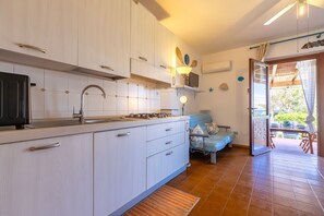 Fridge, oven, stovetop, dishwasher - Holiday Home 'Casa 5 Vista Mare' with Sea View, Private Terrace and Air Conditioning (Stintino)