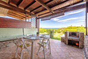Outdoor dining - Holiday Home 'Casa 6 Vista Mare' with Sea View, Private Terrace and Air Conditioning (Stintino)